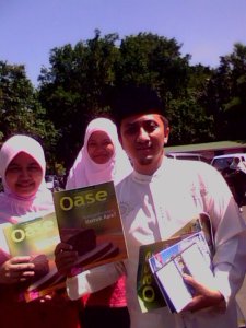 Sidqi (plus emaknya) ngefans sama Ust. Yusuf Mansur. 