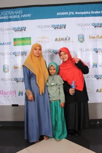 kiri-kanan: Bu Dini Rahayu-adek Ainun-dan saya