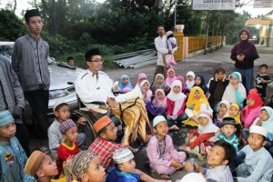 Pak Ustadz Winarto dan istri di tengah santri mereka