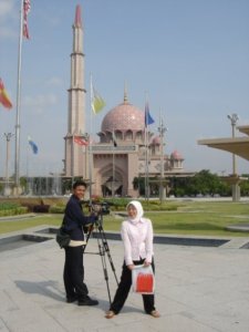 Cewek pink di Masjid pink