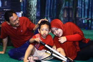 Tole bagus, ibu unyu, bapak biasa2 aja :-)