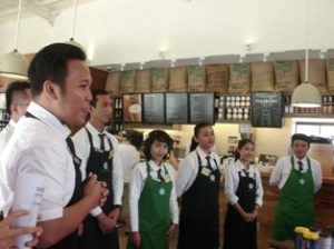 Zendy (paling kiri) lagi jelasin ritual ngopi-ngopi cantik di Starbucks