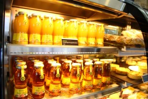 Buat bocil-bocil, ada jus juga.