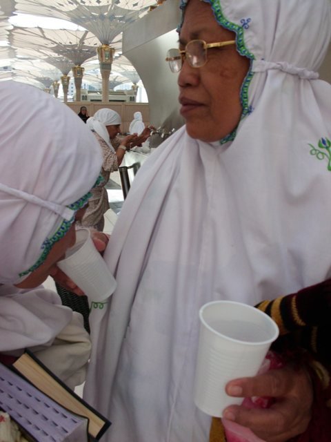 Selfie di (pelataran) Nabawi. Lihat latar belakangnya, banyak payung raksasa yang mengembang, sebagai sarana berteduh bagi jamaah sedunia 