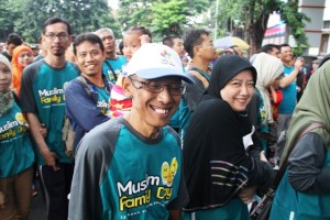 Jalan sehat di Taman Bungkul. Nggak mau kalah dong, dengan Pak Arena (yang masih semangaaaat!) yang pakai topi di kiri saya, hehehe... 