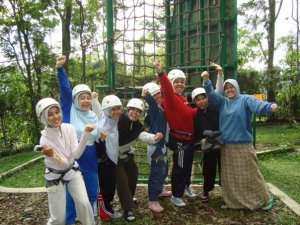 Olahraga plus having fun bareng temen. Biar managing plus relieving stres!
