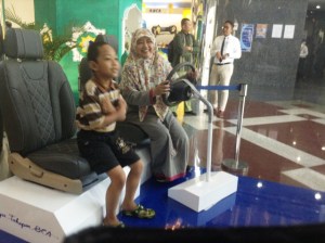 "Naik" Mercedes Benz S-Class, rek!