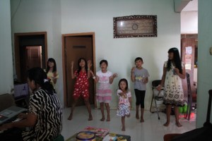 Cewek-cewek semangat latihan di rumah saya 