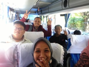 Mas Fonda yang pake kostum cokelat. Kayak Joko Anwar kan? Atau Ananda Mikola? :P