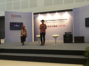 Nilam Sari (berdiri) cerita seputar bisnis Kebab Baba Rafi