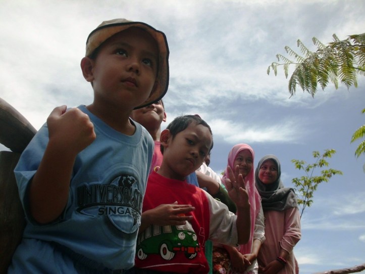 Faiz (bertopi) bareng para sepupu di Floating Market Lembang