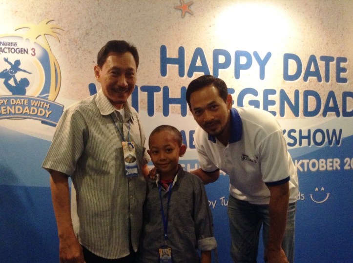 Foto bareng Sidqi, bapaknya dan Oka Antara