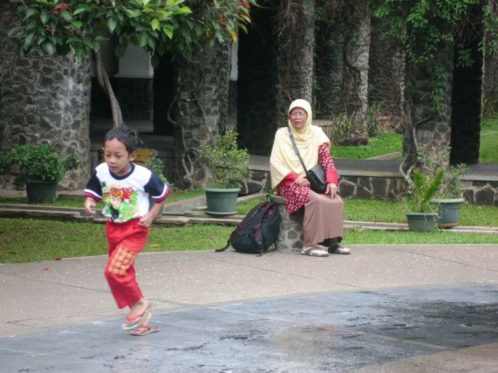 Run, Sidqi... Run! Go reach your dreaaam! *uti fat menyemangati*